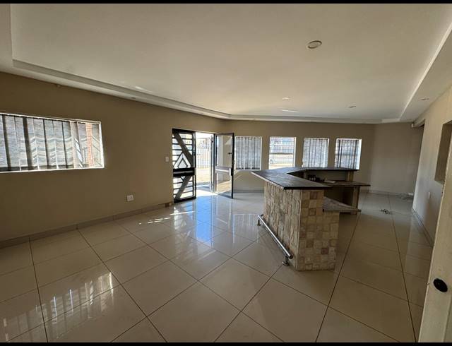 1,200M² WAREHOUSE FOR SALE IN ROODEPOORT CENTRAL